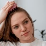 Caída del cabello posparto: causas, cuánto dura y cómo cuidar tu pelo